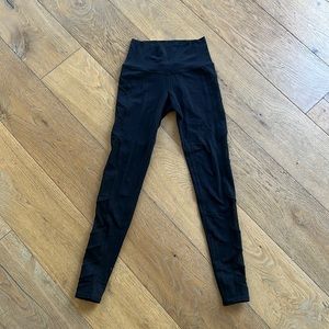 Alo yoga high waisted leggings with mesh panels
